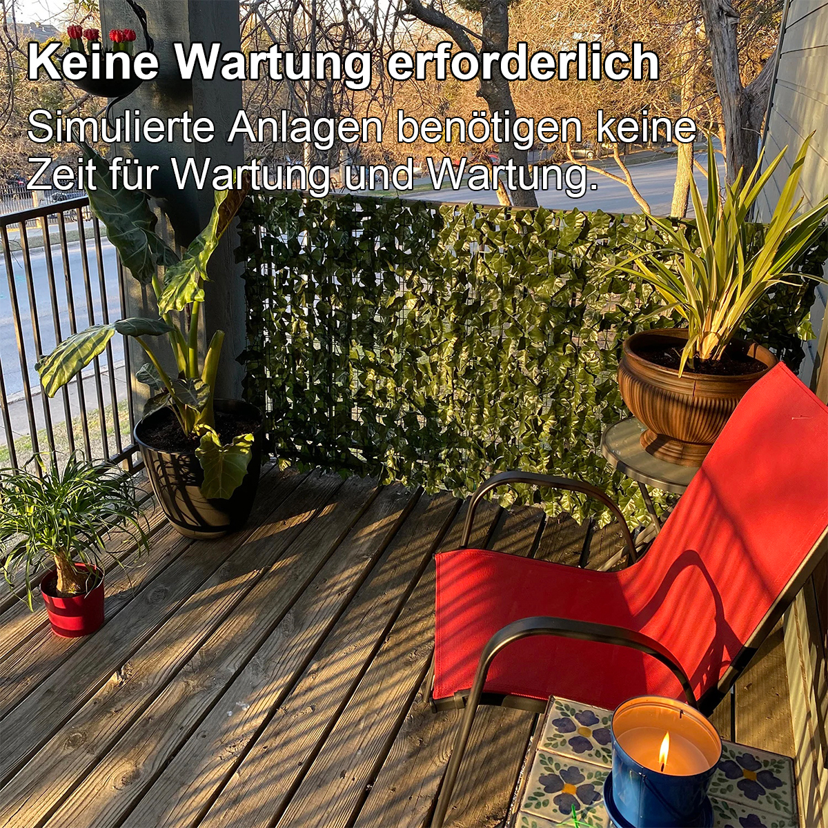 Ein Balkon mit Pflanzen, einem roten Stuhl und einer brennenden Kerze. Grüne Blätterwand im Hintergrund. Holzboden.