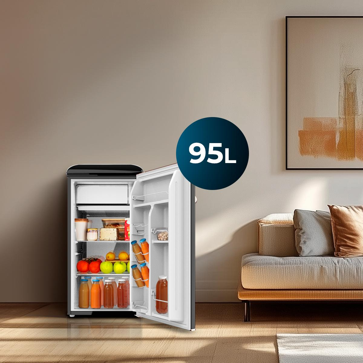 Mała lodówka z otwartymi drzwiami, pokazująca jedzenie i napoje w środku. Naklejka 95L znajduje się w prawym górnym rogu. Sofa i grafika w tle.
