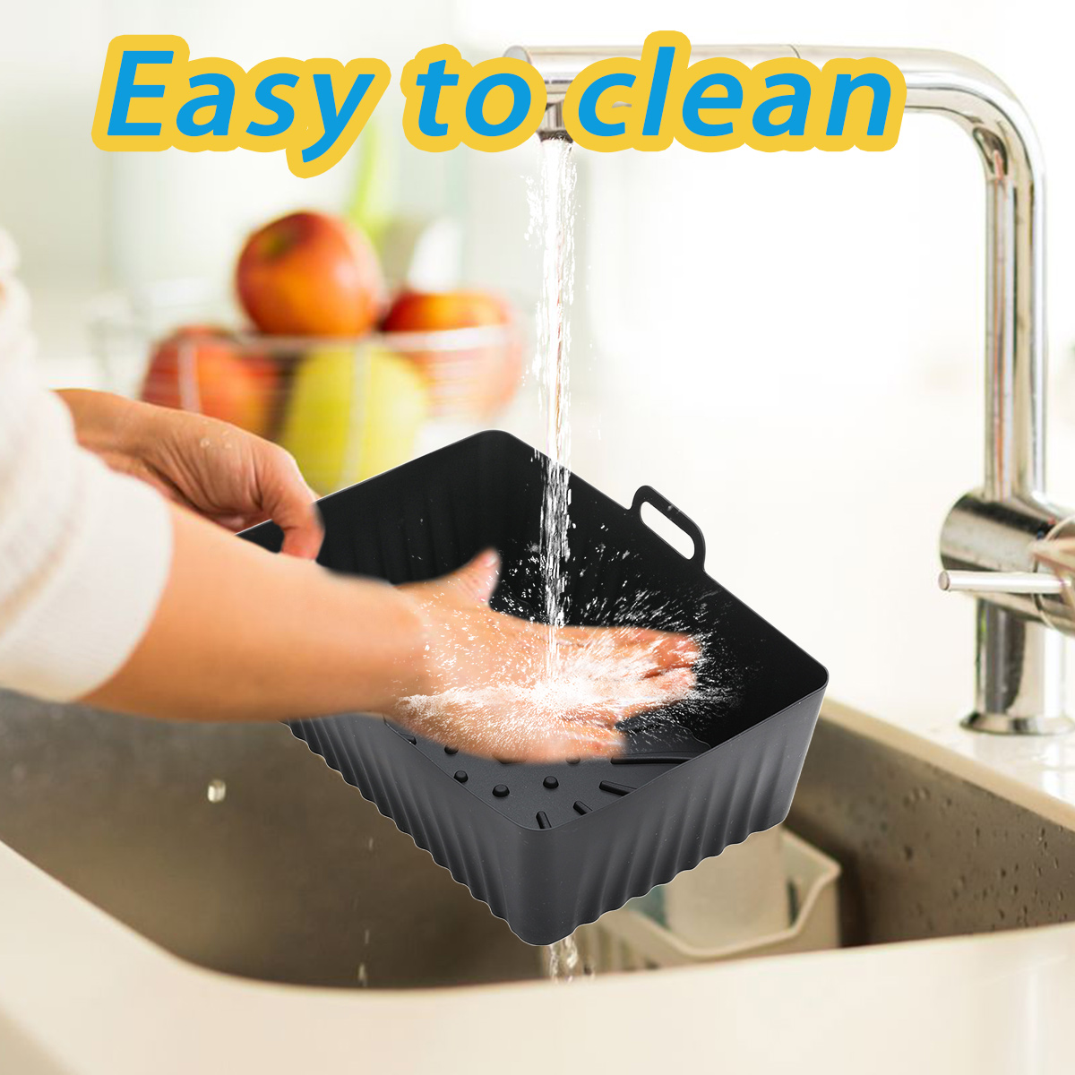 Eine Person wäscht einen schwarzen Behälter unter fließendem Wasser in einem Waschbecken. Der Text 'Easy to clean' steht oben im Bild.