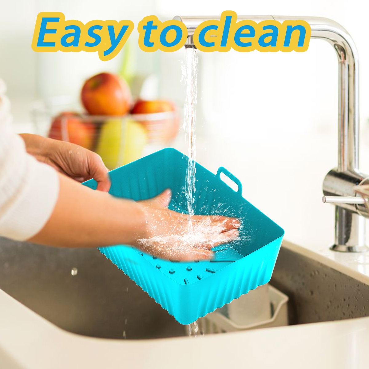 Eine Person wäscht einen teal quadratischen Behälter in einem Waschbecken. Wasser fließt aus einem Wasserhahn. Text 'Easy to clean' steht oben.