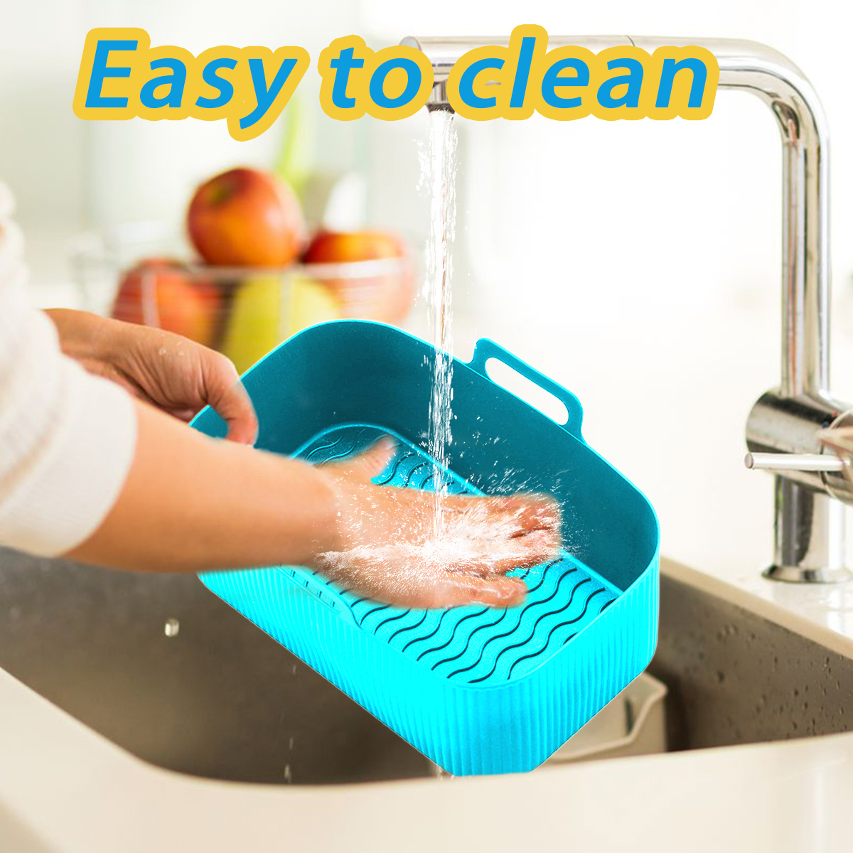 Eine Person wäscht einen blauen Korb unter einem Wasserhahn. Wasser fließt herunter und reinigt den Korb. Im Hintergrund sind Früchte zu sehen.