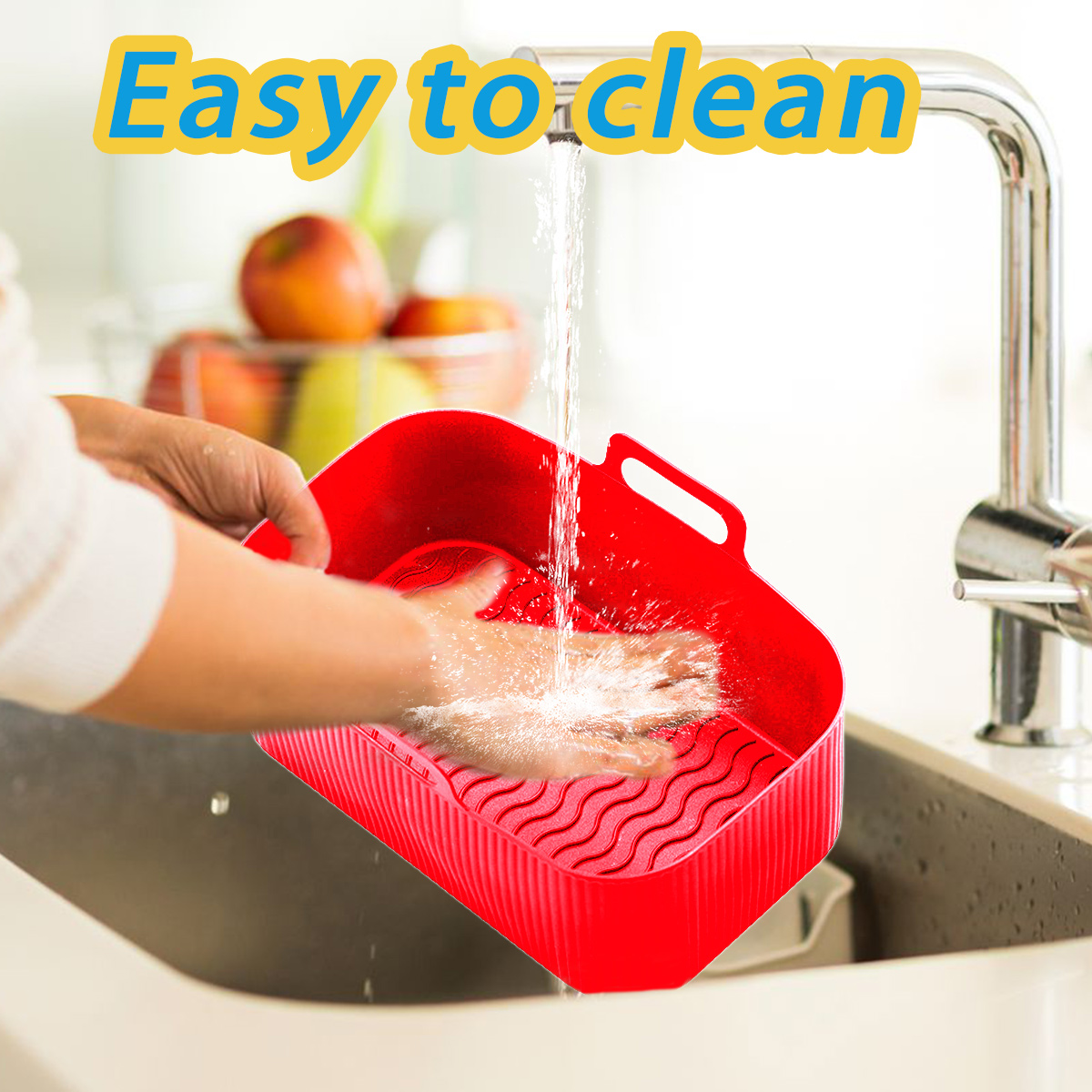Ein rotes Waschbecken wird unter einem Wasserhahn gespült. Der Text 'Easy to clean' steht oben. Früchte sind im Hintergrund.