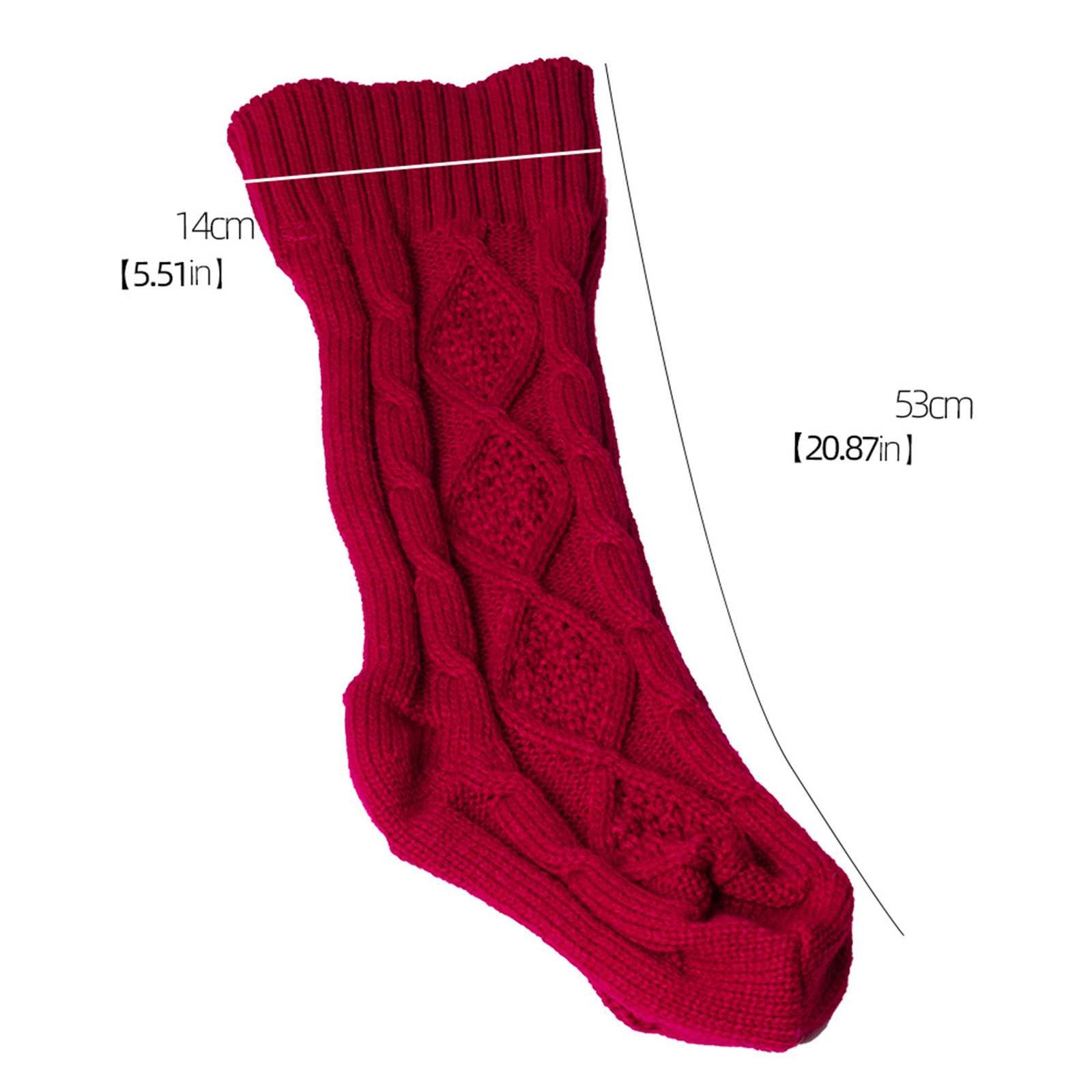 Eine rote Stricksocke mit Zopfmuster, Größenangaben. Der Hintergrund ist weiß.
