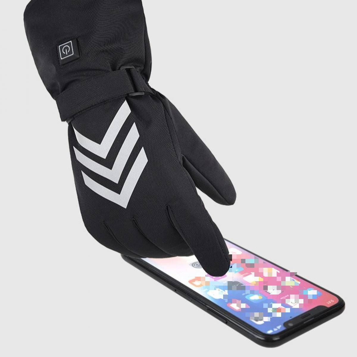 Ein schwarzer Handschuh mit weißen Chevron-Streifen berührt ein Smartphone. Das Telefon zeigt App-Symbole an. Der Handschuh hat ein Power-Button-Symbol.
