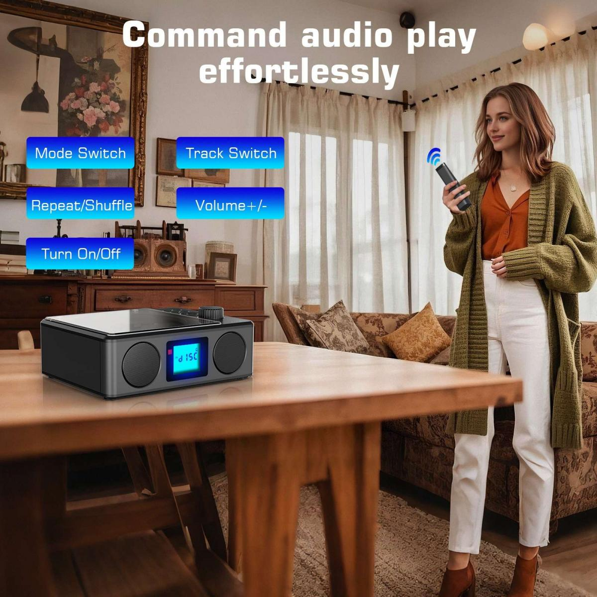 Eine Frau hält eine Fernbedienung, steht neben einer Stereoanlage auf einem Holztisch. Text kennzeichnet Audio-Bedienelemente. Hintergrund Wohnzimmer.
