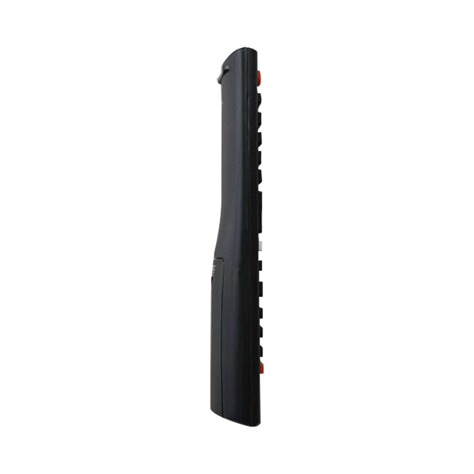 Eine schwarze TV-Fernbedienung vor weißem Hintergrund. Es hat Knöpfe und ein gebogenes Design.