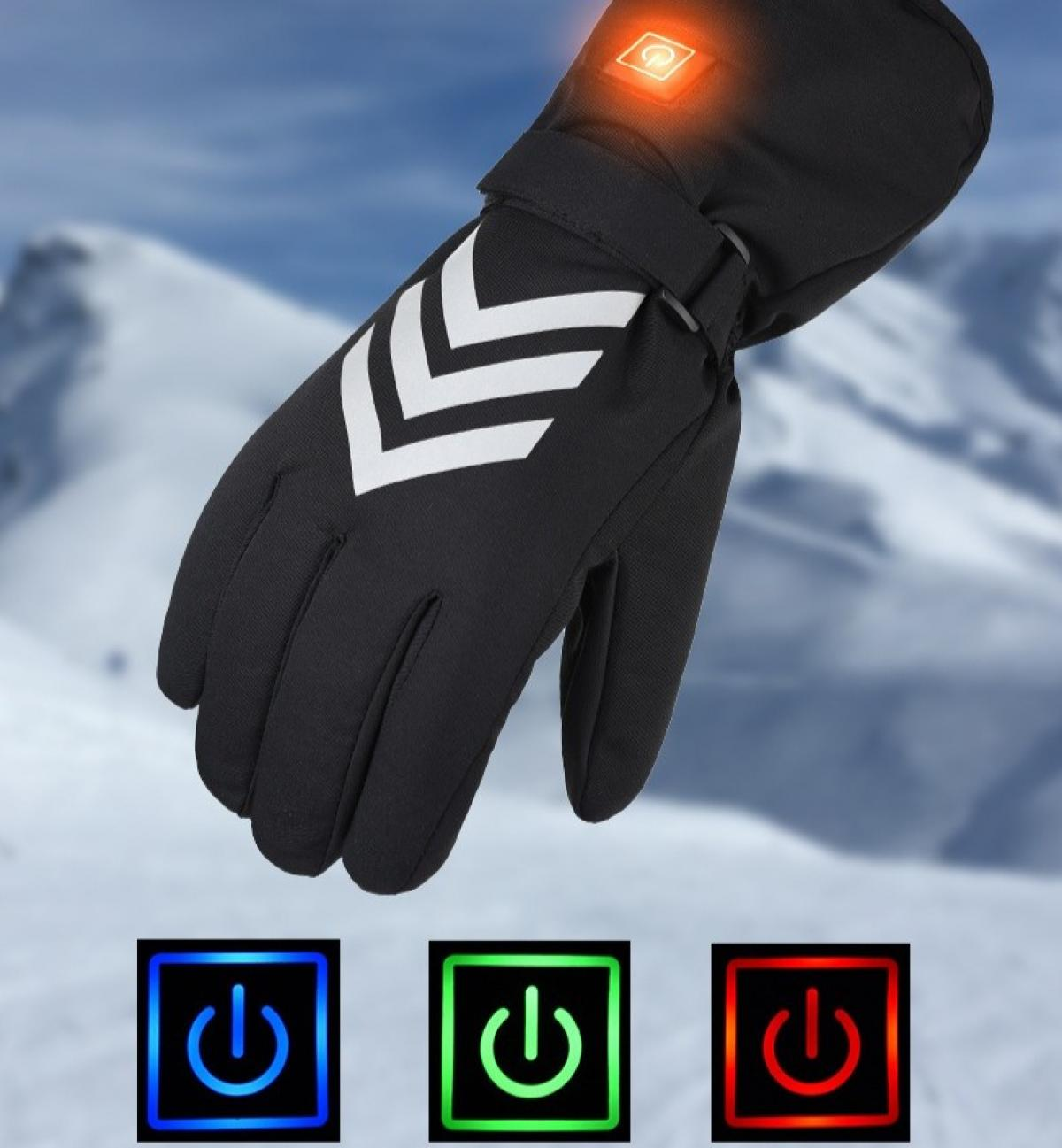 Schwarzer beheizter Handschuh mit weißem Chevron-Design. Power-Button-Lichter sind blau, grün und rot. Verschneiter Berg-Hintergrund.