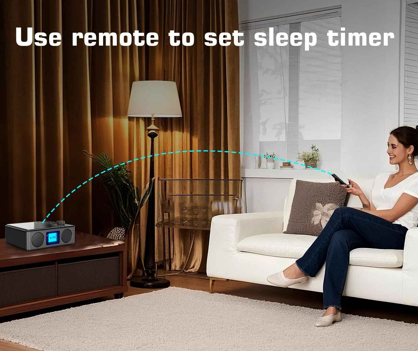 Eine Frau benutzt eine Fernbedienung, um einen Sleep-Timer an einer Stereoanlage einzustellen. Sie sitzt auf einem weißen Sofa. Eine Lampe und Vorhänge sind im Hintergrund.