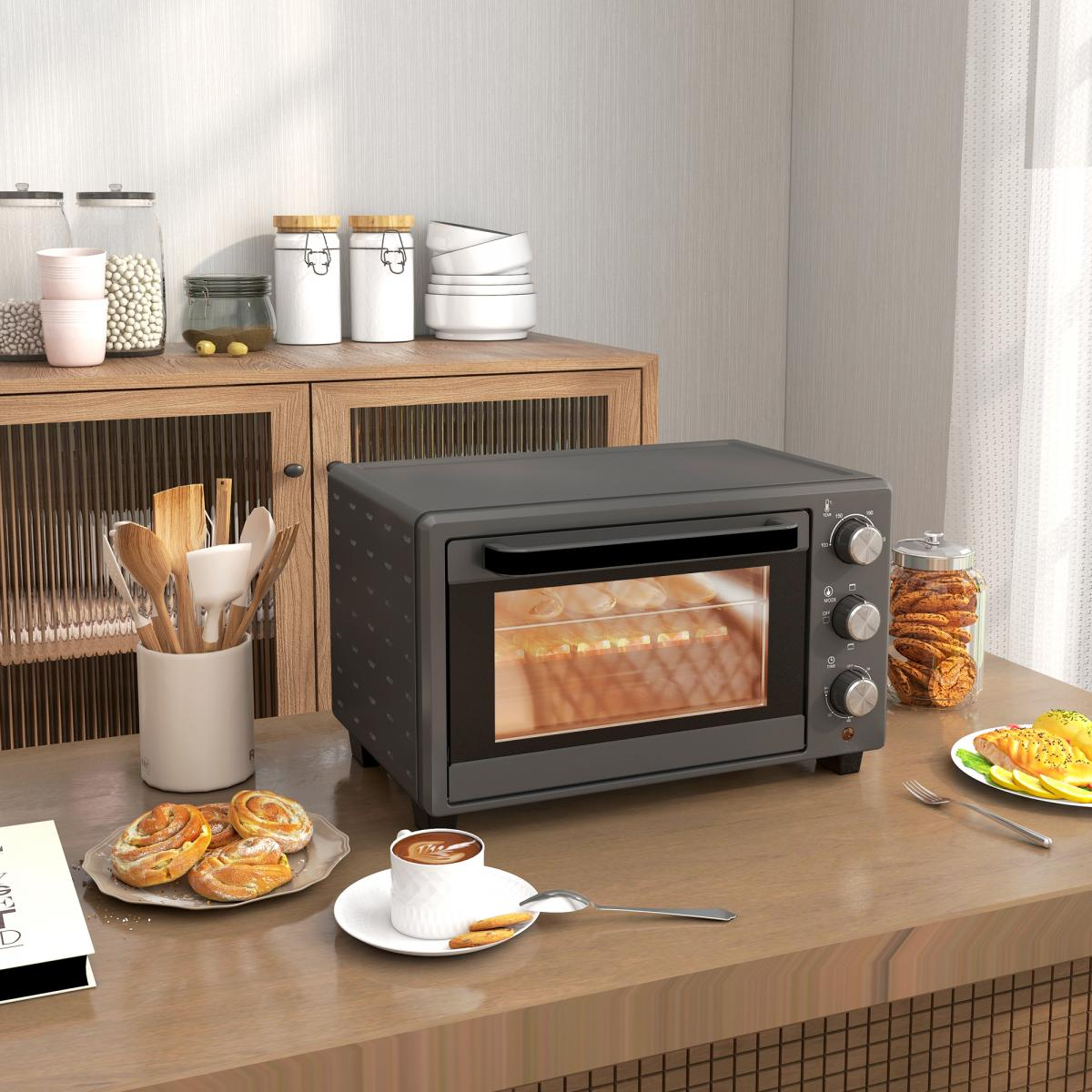 Küchenszene mit Backofen, Gebäck, Kaffee und Keksen. Holzschrank im Hintergrund. Back- und Frühstücksaufbau auf einem Tisch.