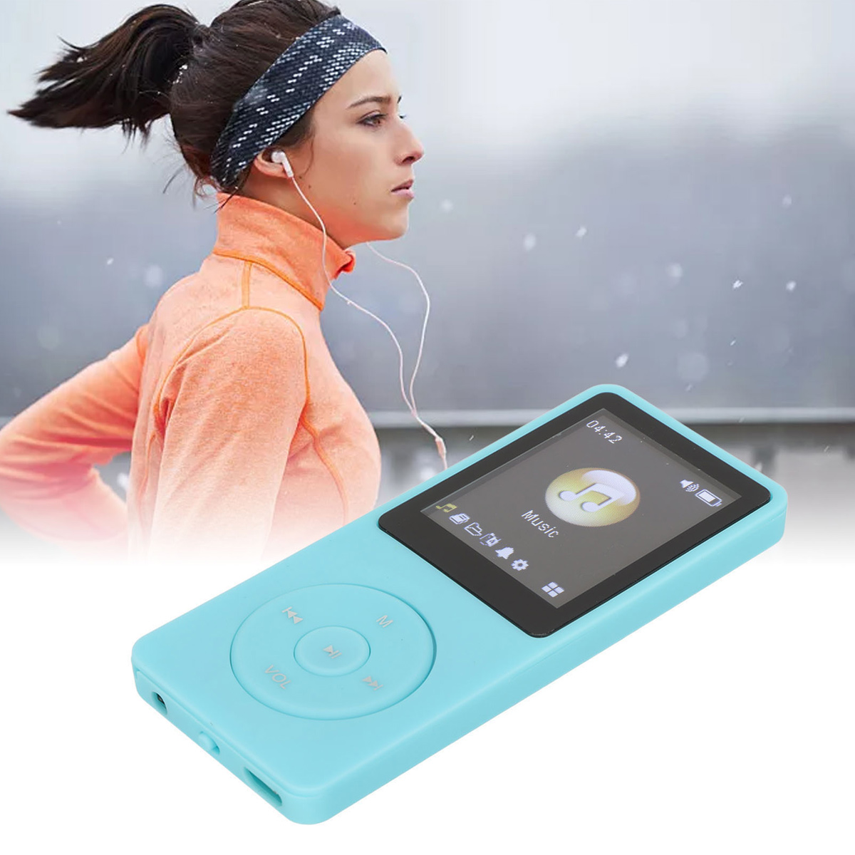 Frau mit Kopfhörern, Stirnband und orangefarbenem Oberteil, mit blauem MP3-Player im Vordergrund. Der Bildschirm zeigt ein Musiksymbol.