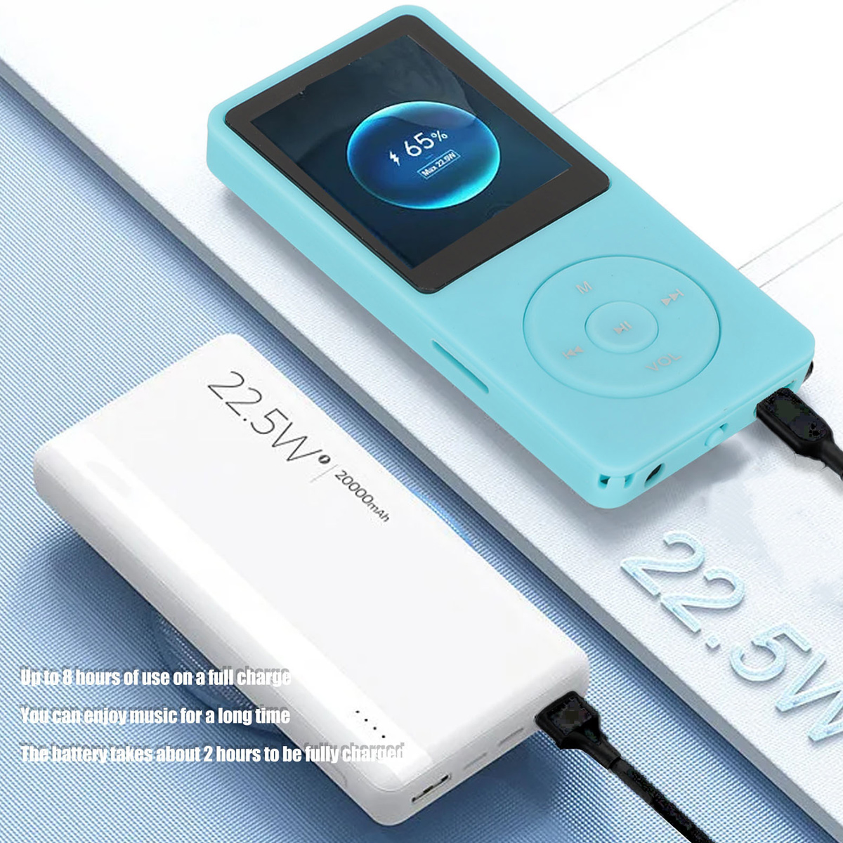 Blauer MP3-Player, der von einer weißen Powerbank geladen wird. Der Player zeigt 65 % Ladung an. Text weist auf 8 Stunden Nutzung hin.