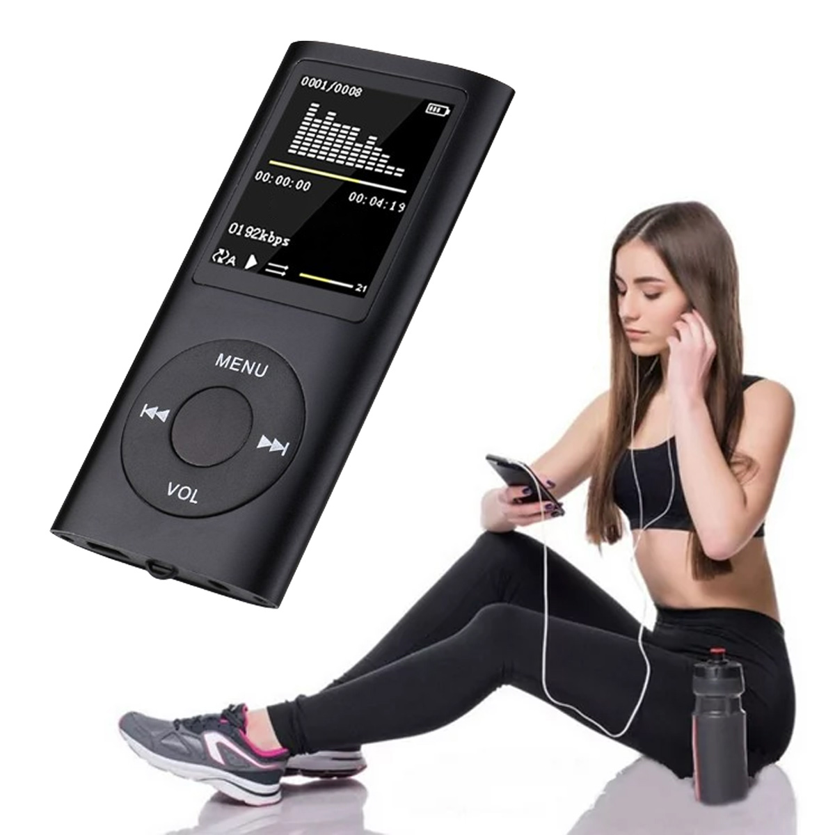 Eine Frau sitzt mit Kopfhörern und einem Telefon, daneben ein schwarzer MP3-Player. Sie trägt schwarze Sportkleidung und hält eine Flasche.
