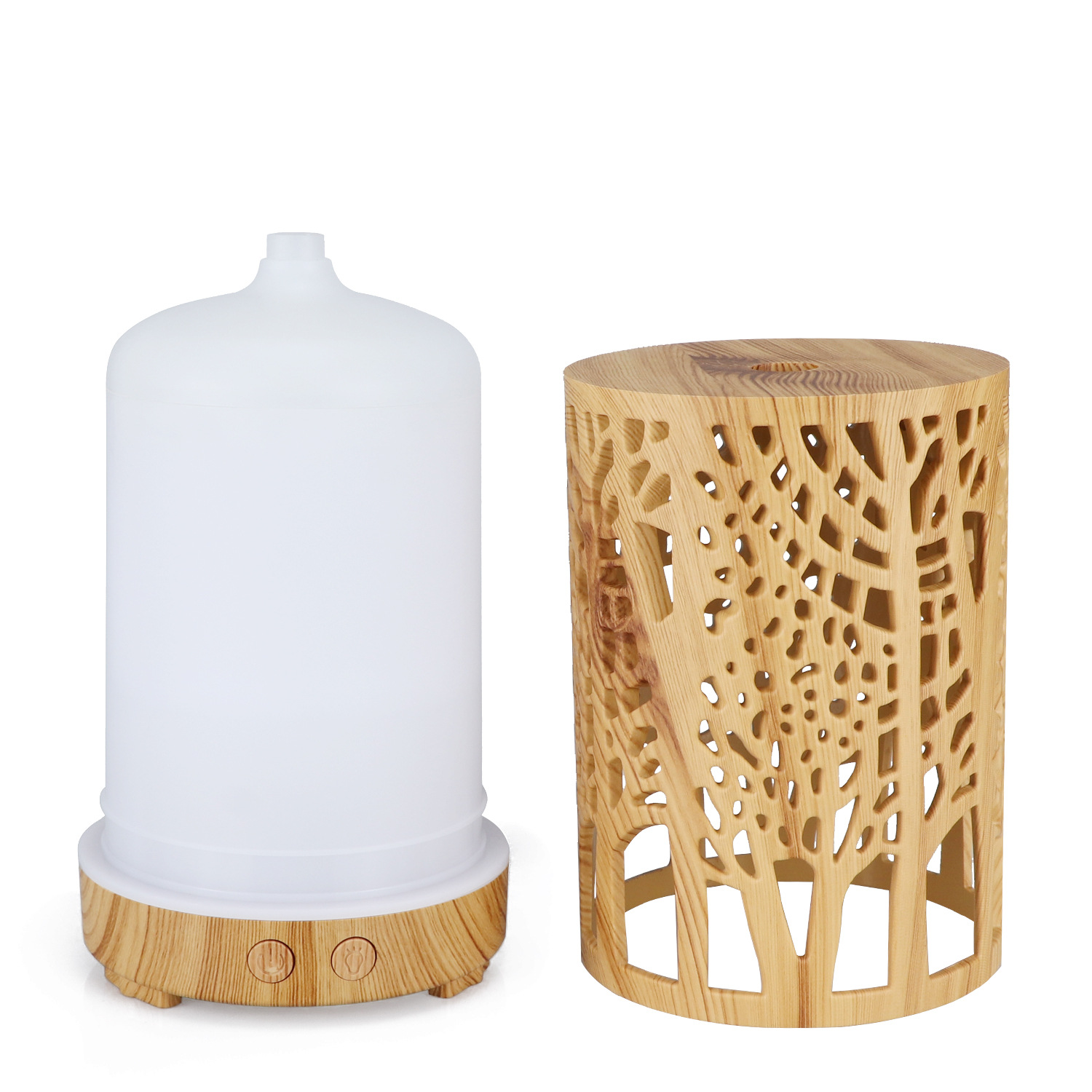 Auf weißem Hintergrund stehen ein weißer Diffusor und ein geschnitzter Beistelltisch aus Holz. Der Tisch hat baumartige Ausschnitte.