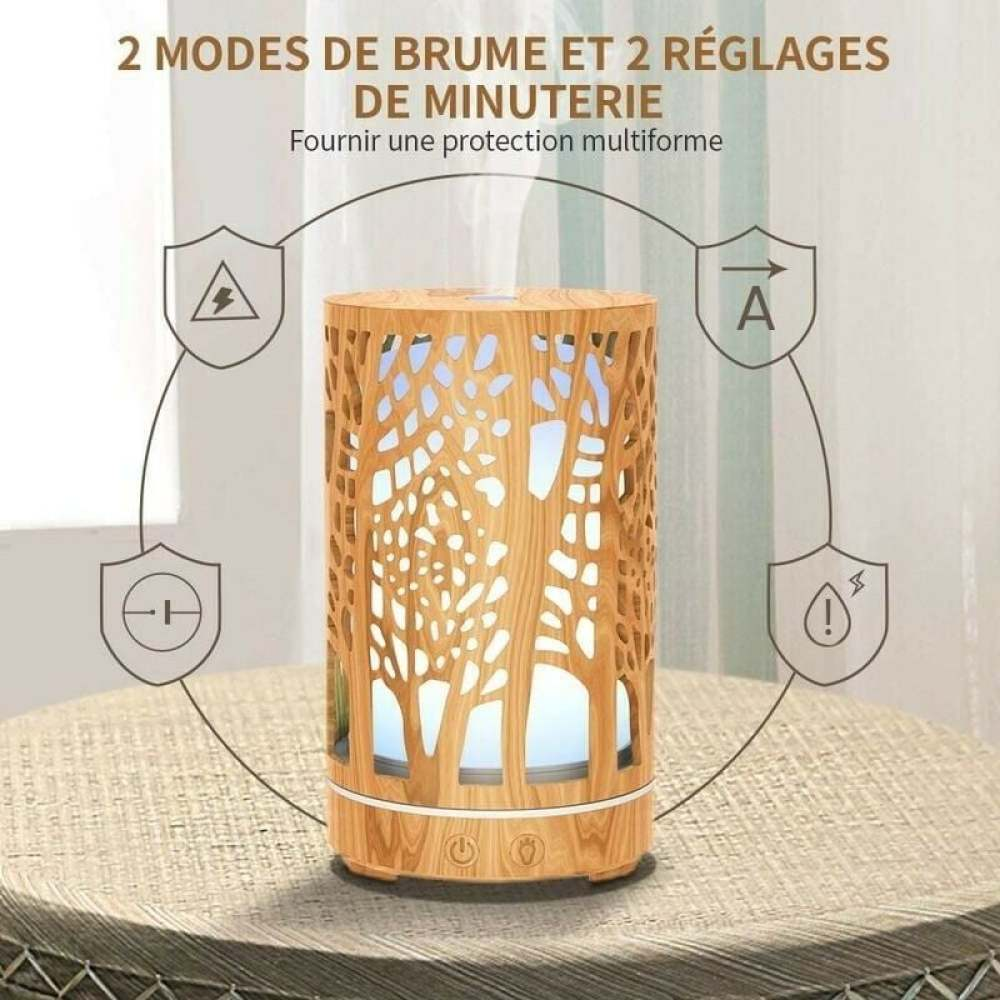 Ein hölzerner Diffusor für ätherische Öle mit baumartigen Ausschnitten steht auf einem Tisch. Französischer Text beschreibt die Eigenschaften.