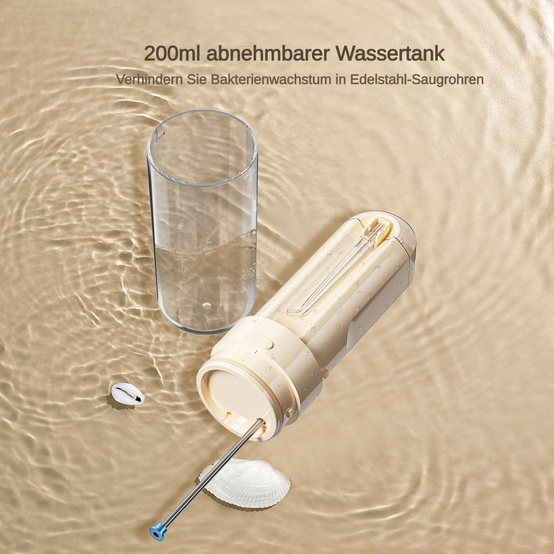 Ein beiger Wasserflosser und ein klares Glas mit Wasser auf einer beigen, geriffelten Oberfläche. Eine Muschel liegt daneben.