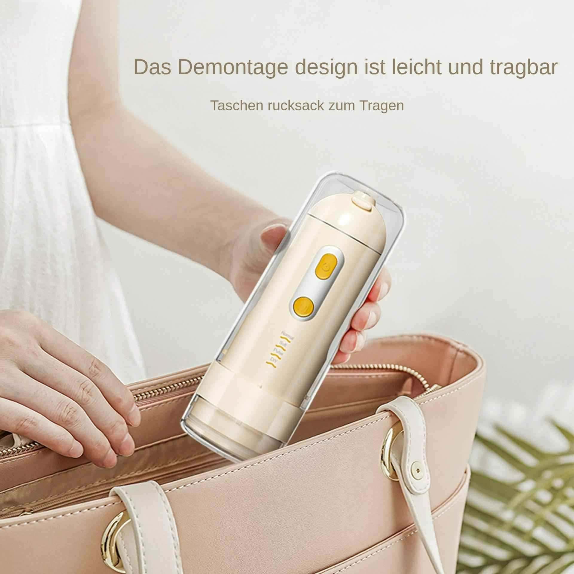 Eine Frau hält ein beiges tragbares Gerät in einem transparenten Gehäuse über einer rosa Handtasche. Das Gerät hat gelbe Knöpfe.