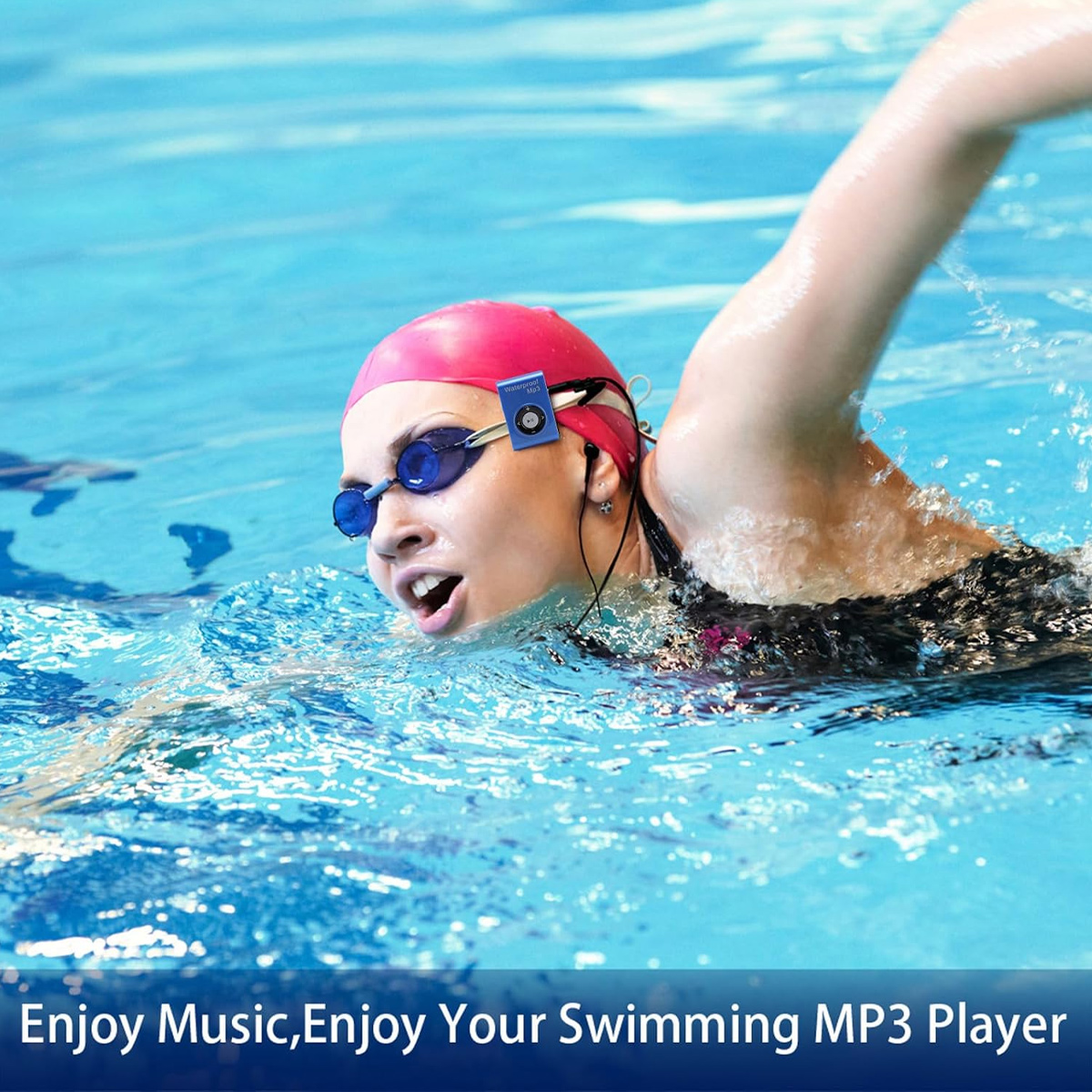 Eine Frau schwimmt in einem Pool, trägt eine rosa Kappe, eine Brille und einen MP3-Player. Wasser spritzt um sie herum.
