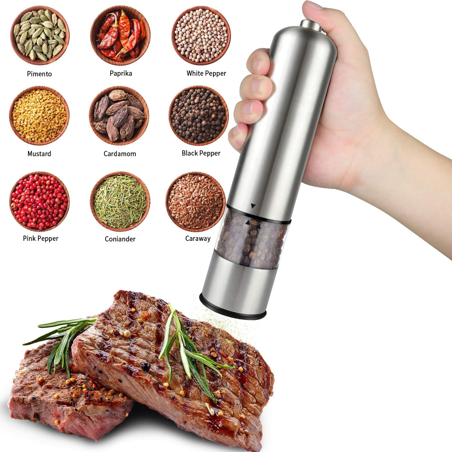 Eine Hand mahlt schwarzen Pfeffer auf zwei Steaks mit Rosmarin, umgeben von Schalen mit Gewürzen: Piment, Paprika, weißer Pfeffer usw.