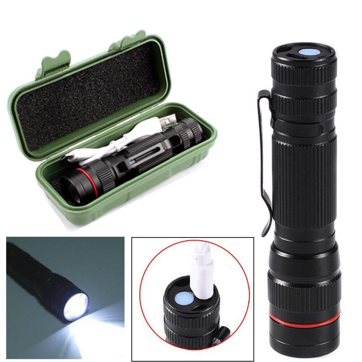 Eine schwarze Taschenlampe mit Clip, Teile davon in einem grünen Koffer, und Nahaufnahmen zeigen das Licht und den Ladeanschluss.
