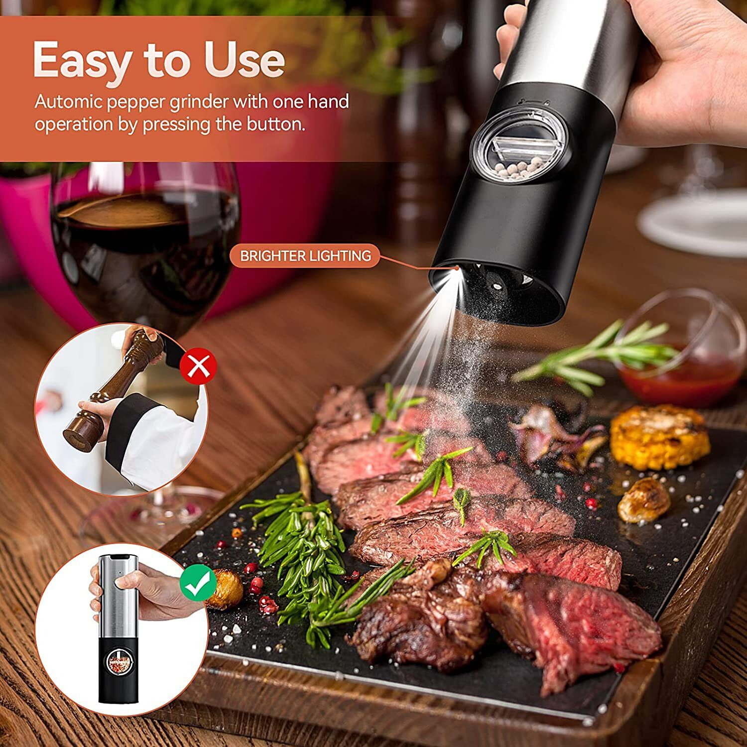 Eine Hand benutzt eine elektrische Pfeffermühle über gegrilltem Steak auf einem Holzbrett. Die Mühle ist silber und schwarz.