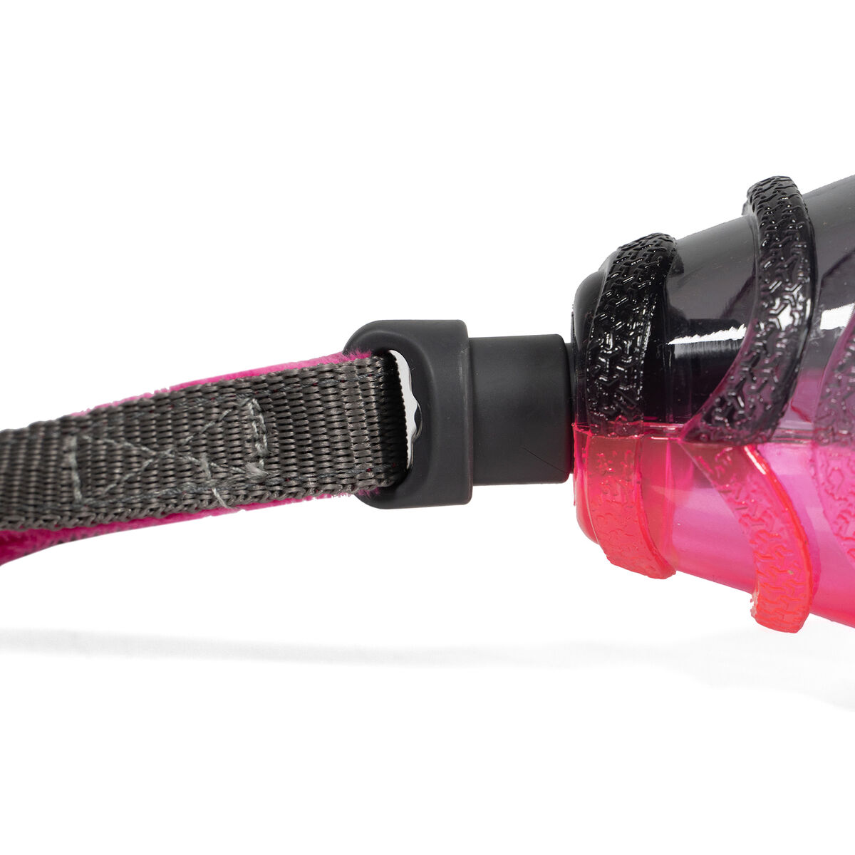 Nahaufnahme eines pink-schwarzen Haustierprodukts. Ein grauer Riemen verbindet sich mit einem schwarzen Kunststoffteil. Der Körper ist pink und schwarz.