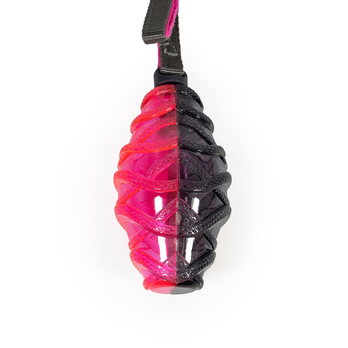 Ein zweifarbiges Hundespielzeug hängt vor weißem Hintergrund. Eine Hälfte ist rosa, die andere schwarz, mit einem gewebten Design. Oben ist ein grauer Riemen.