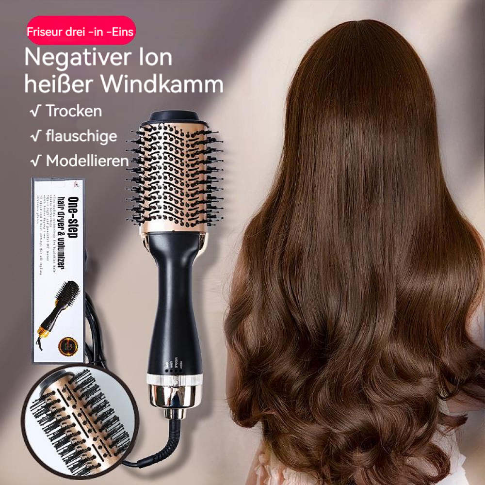 Eine Haartrockenbürste mit braunem, gewelltem Haar einer Frau im Hintergrund. Die Bürste befindet sich in der Mitte.