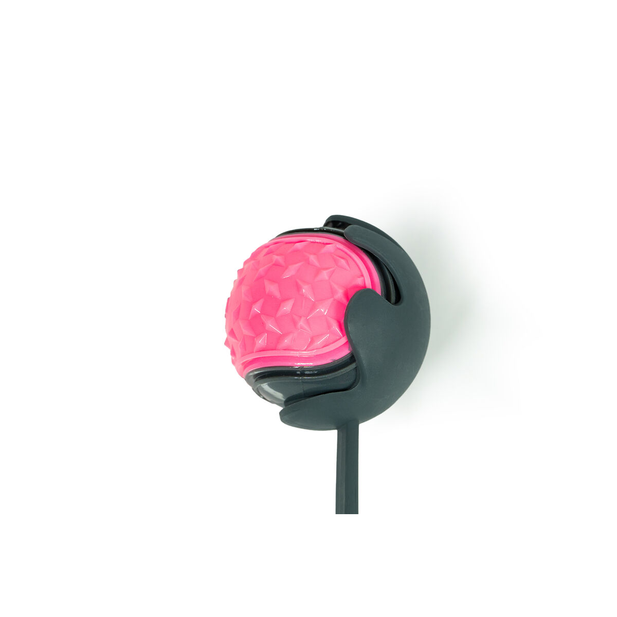Ein pinkfarbener, strukturierter Ball, der von einem dunkelgrauen Halter mit Stiel gehalten wird, vor weißem Hintergrund.