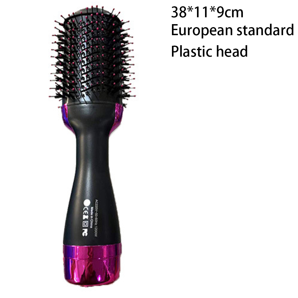 Eine schwarz-rosa Haartrocknerbürste. Sie hat einen schwarzen Griff und Kopf mit rosa Akzenten. Text: Europäischer Standard, Kunststoffkopf.