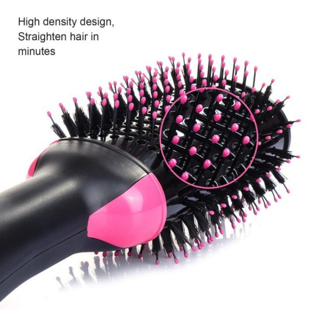 Nahaufnahme einer schwarz-rosa Haartrocknerbürste. Sie hat schwarze Borsten mit rosa Spitzen und einen rosa Griff.