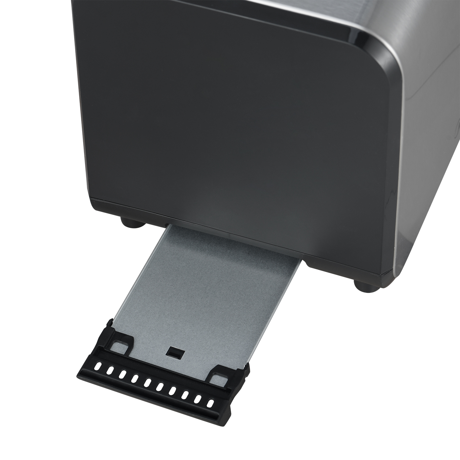 Nahaufnahme eines Toasters mit einem herausgezogenen grauen Fach. Der Toaster ist schwarz und silber und steht auf weißem Hintergrund.