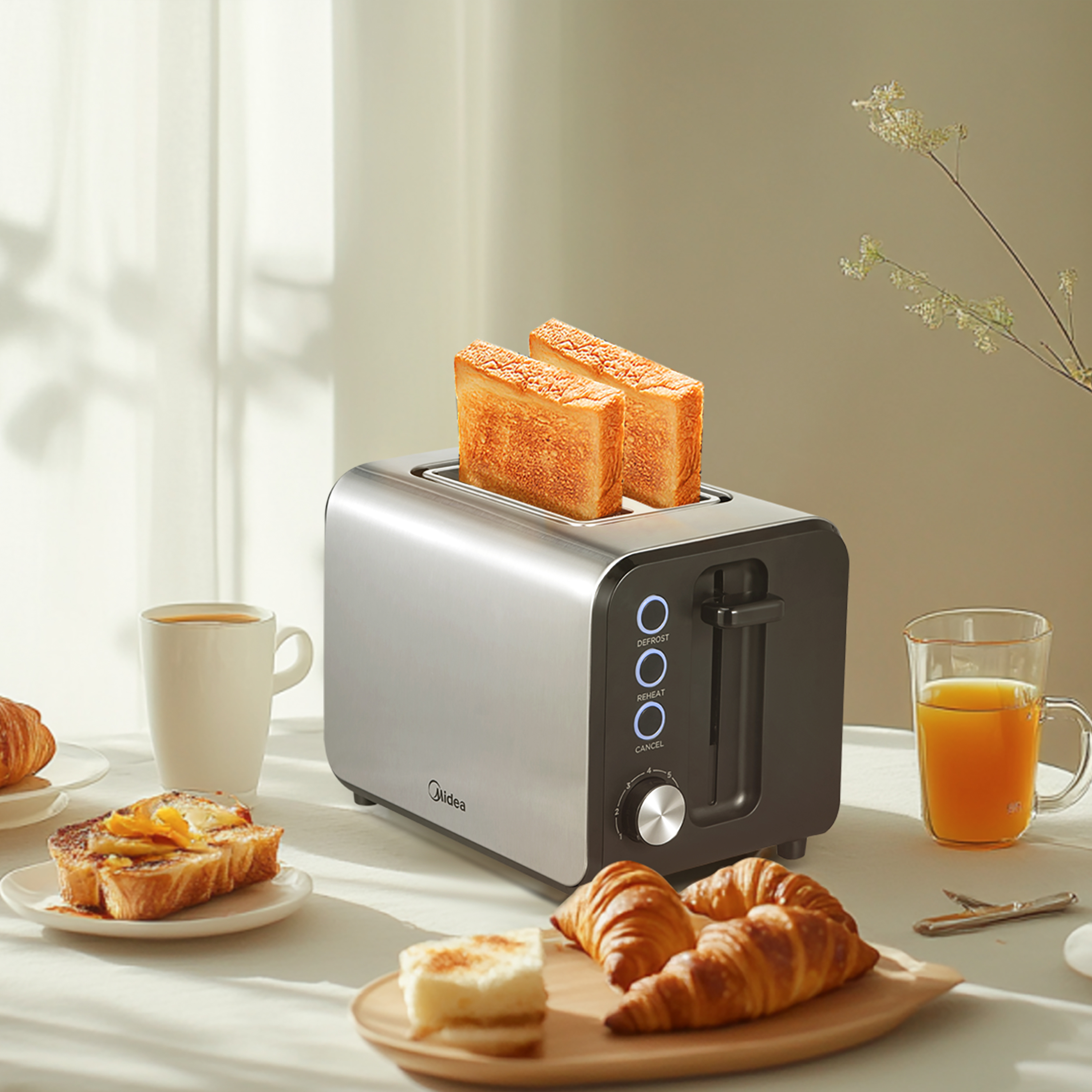 Ein Toaster mit Toastbrot, Kaffee, Saft und Gebäck auf einem Tisch. Der Hintergrund ist ein Fenster und weiches Licht.