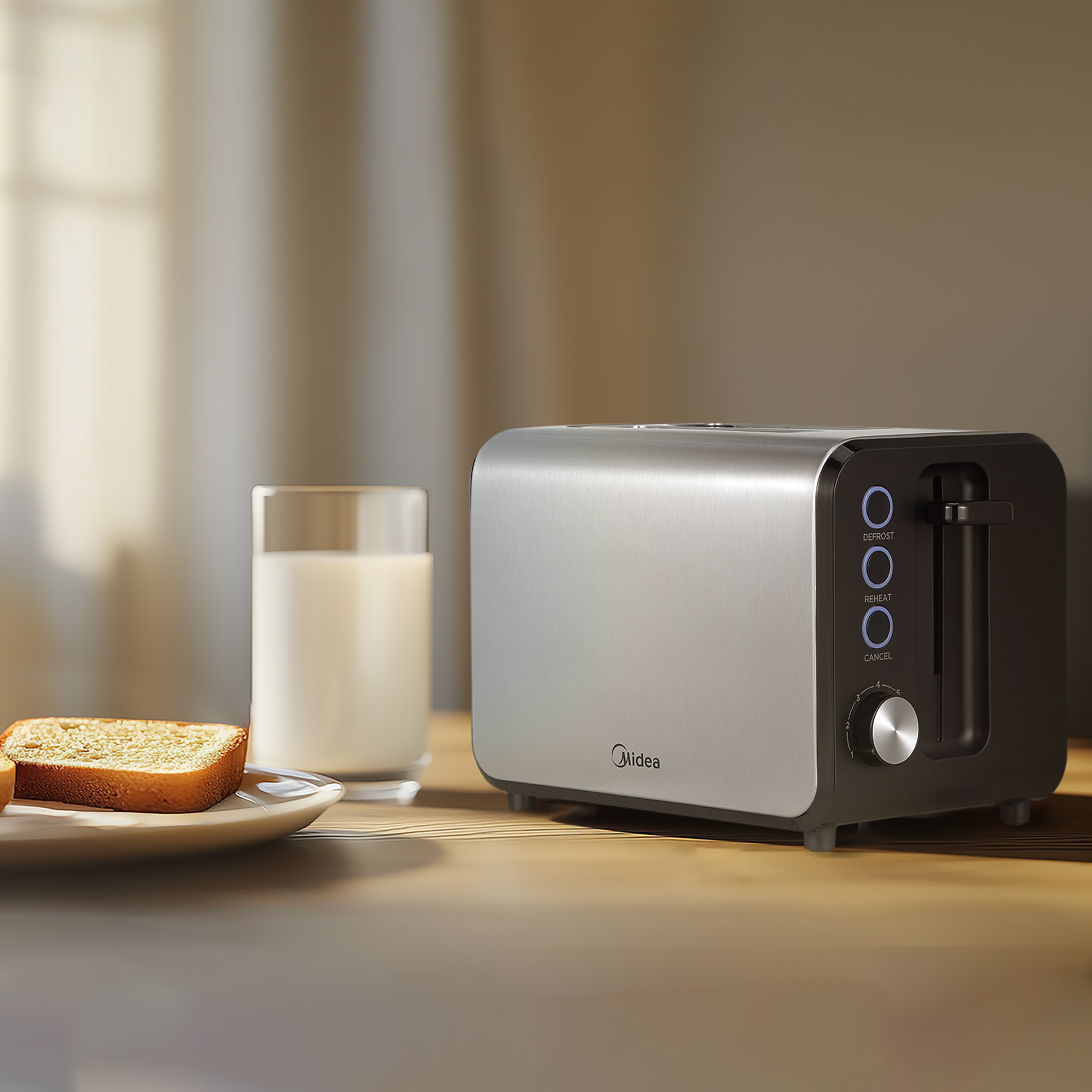Ein silberner Toaster mit einer Toastscheibe, einem Glas Milch und einem Teller auf einem Holztisch.