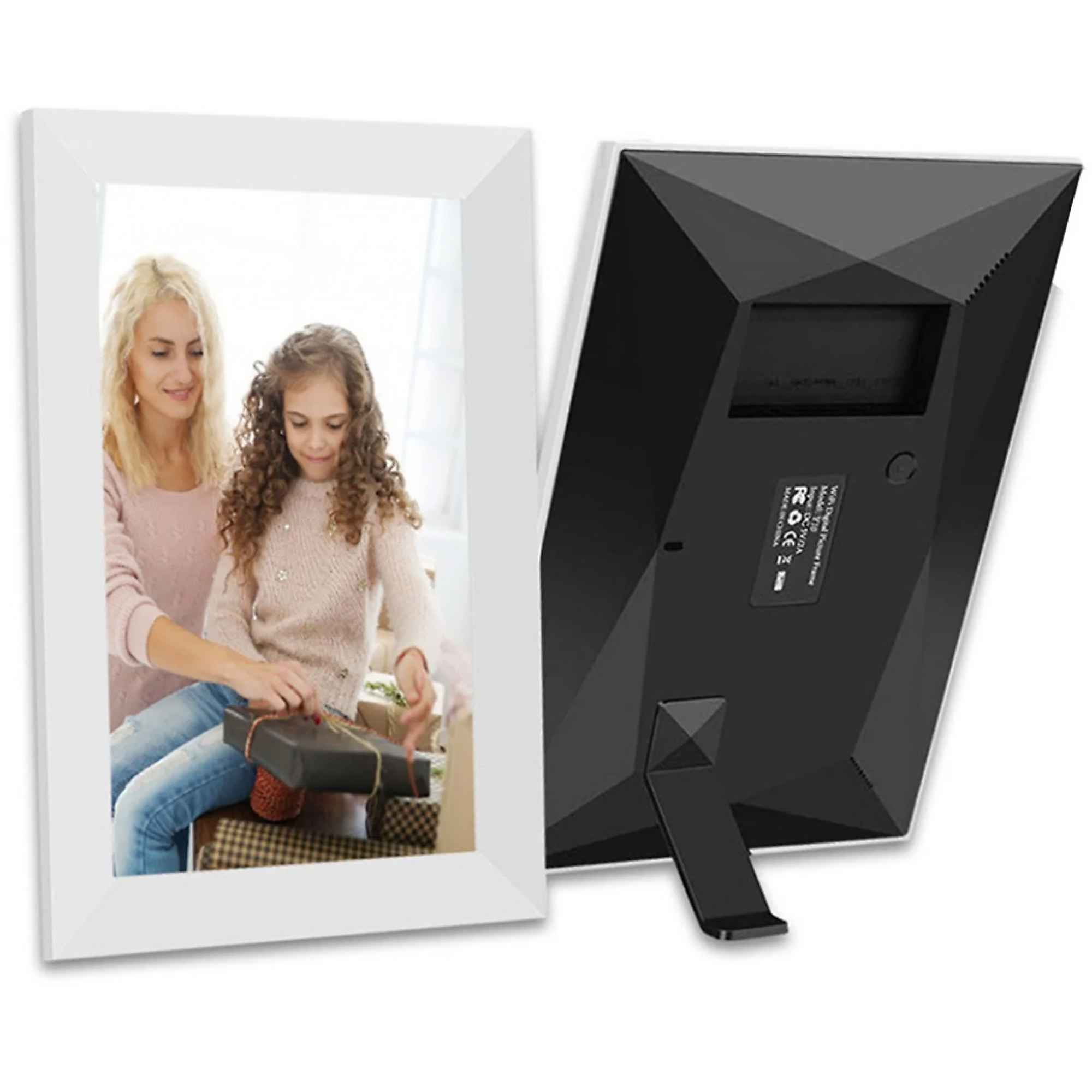 Mutter und Tochter öffnen ein Geschenk. Links ein weißer Fotorahmen, rechts ein schwarzer Digitalrahmen.