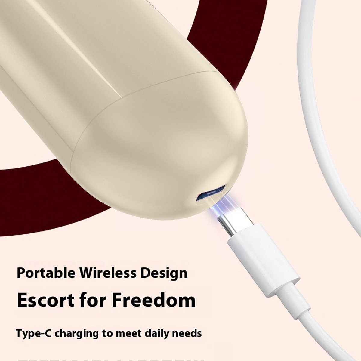 Ein beiger kabelloser Ohrhörer wird mit einem weißen Kabel aufgeladen. Der Hintergrund zeigt eine kastanienbraune Form und einen hellrosa Hintergrund.