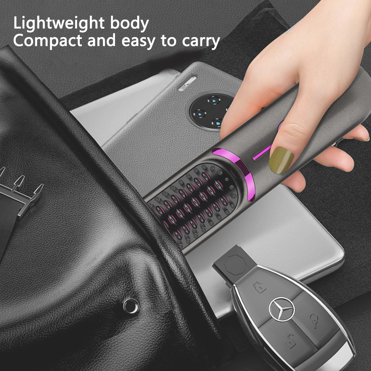 Eine Hand hält einen grauen Haarglätter neben Handys und einem Autoschlüssel. Der Glätter wird aus einer schwarzen Tasche gezogen.
