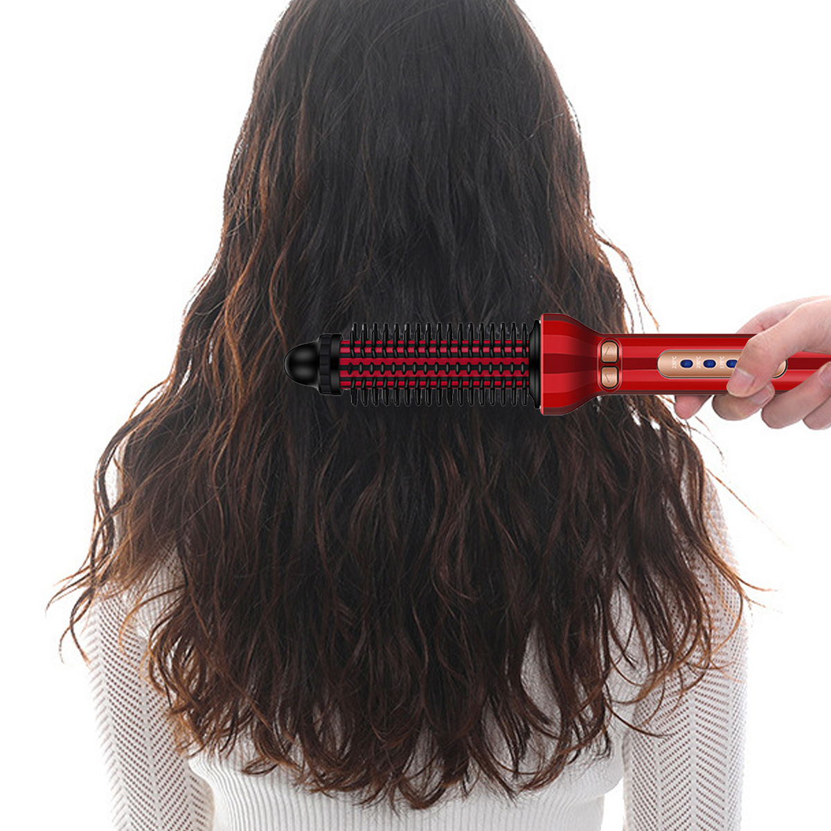 Der Rücken einer Person mit langen, dunklen Haaren ist zu sehen. Ein roter Lockenstab stylt das Haar. Eine Hand hält das Gerät.