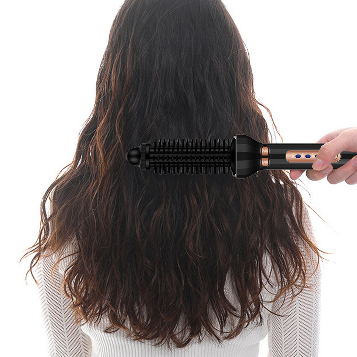 Der Rücken einer Person mit langen, welligen braunen Haaren, die mit einem schwarzen und goldenen Lockenstab gestylt werden. Die Person trägt ein weißes Hemd.