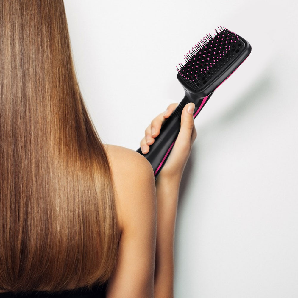 Eine Person hält eine schwarz-pinke Haarbürste. Links lange, glatte braune Haare. Weißer Hintergrund.