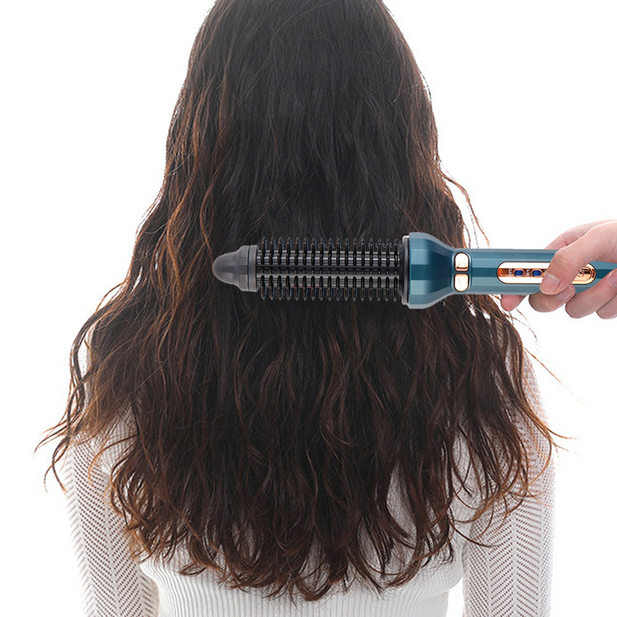 Der Rücken einer Person mit dunklem, welligem Haar wird mit einer tealfarbenen Haarbürste gestylt. Ein weißer Pullover ist sichtbar.