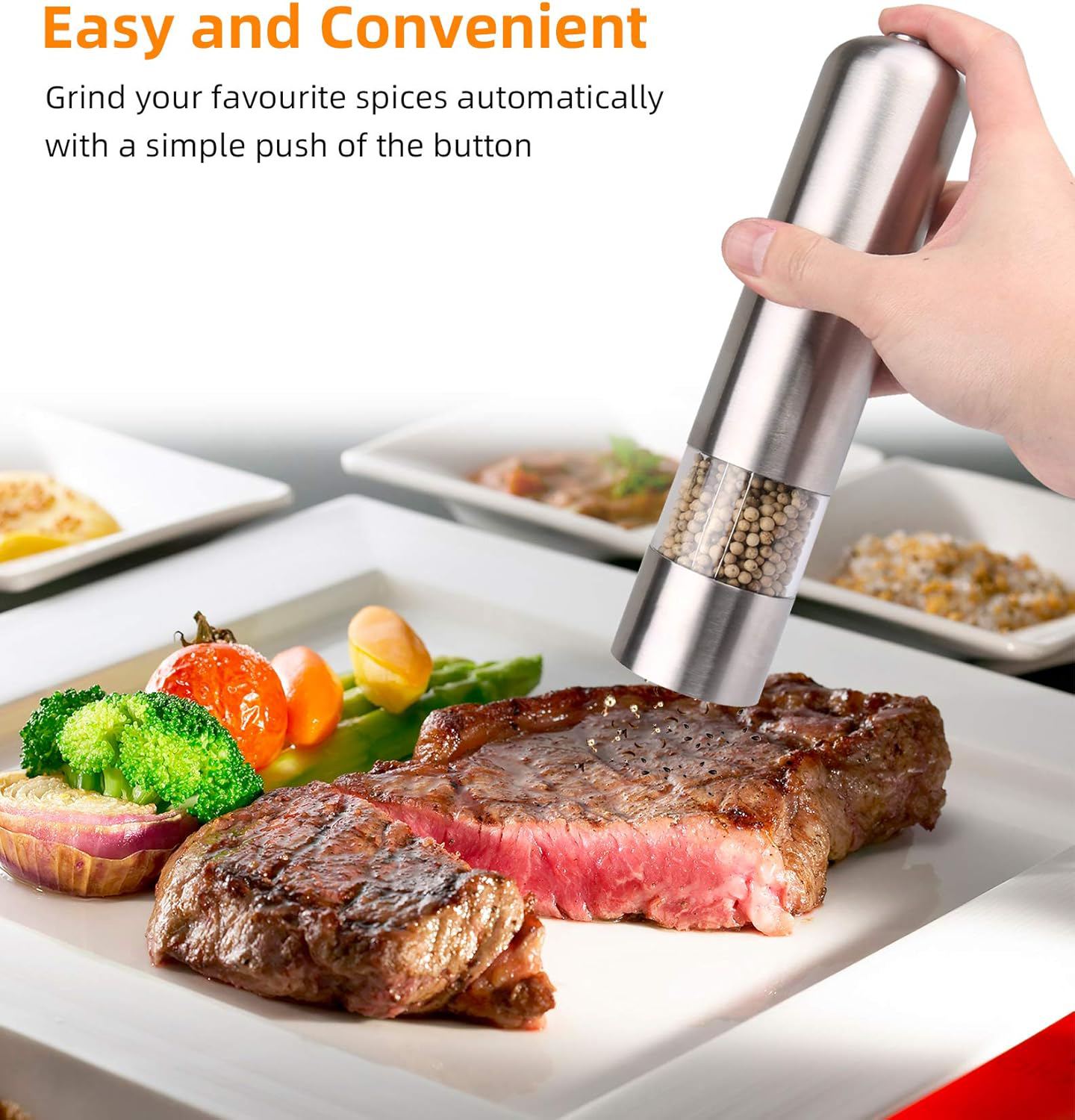 Eine Hand hält einen Pfeffermühle über einem Steak auf einem Teller mit Gemüse. Andere Teller mit Essen sind im Hintergrund.