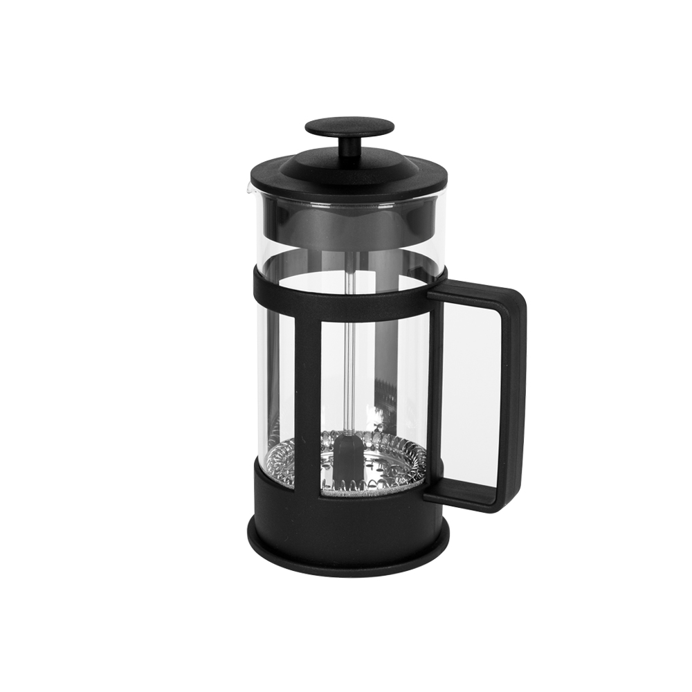 Bir French press kahve makinesi. Cam silindiri, siyah kapak ve tabanı ve siyah bir kolu vardır. Pres beyaz bir arka plan üzerinde.