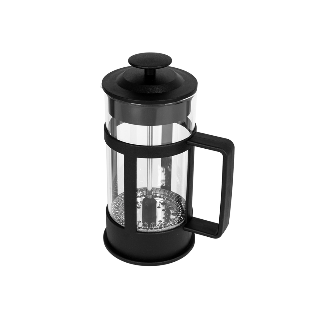 Bir French press kahve makinesi. Cam silindir, siyah kapak, sap ve tabana sahiptir. Filtre camın içinde görünür.