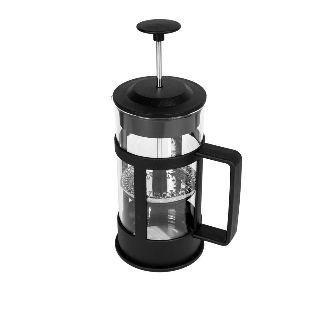 Siyah ve şeffaf camdan, kulplu bir French press kahve makinesi. Beyaz zemin üzerinde, hafif açılı duruyor.