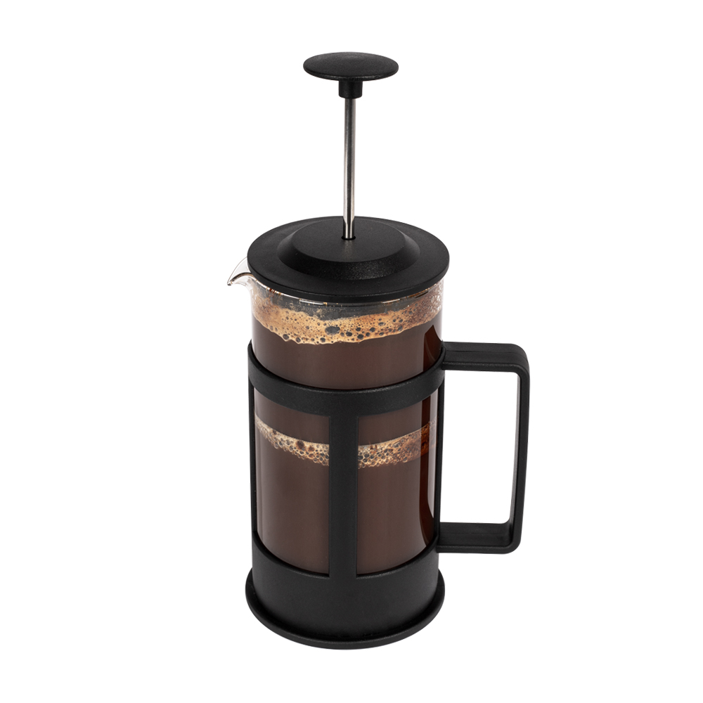 Kahve dolu bir French press. Siyah çerçeve, sap, kapak ve pistonu var. Kahve kahverengi ve üzerinde köpük var.