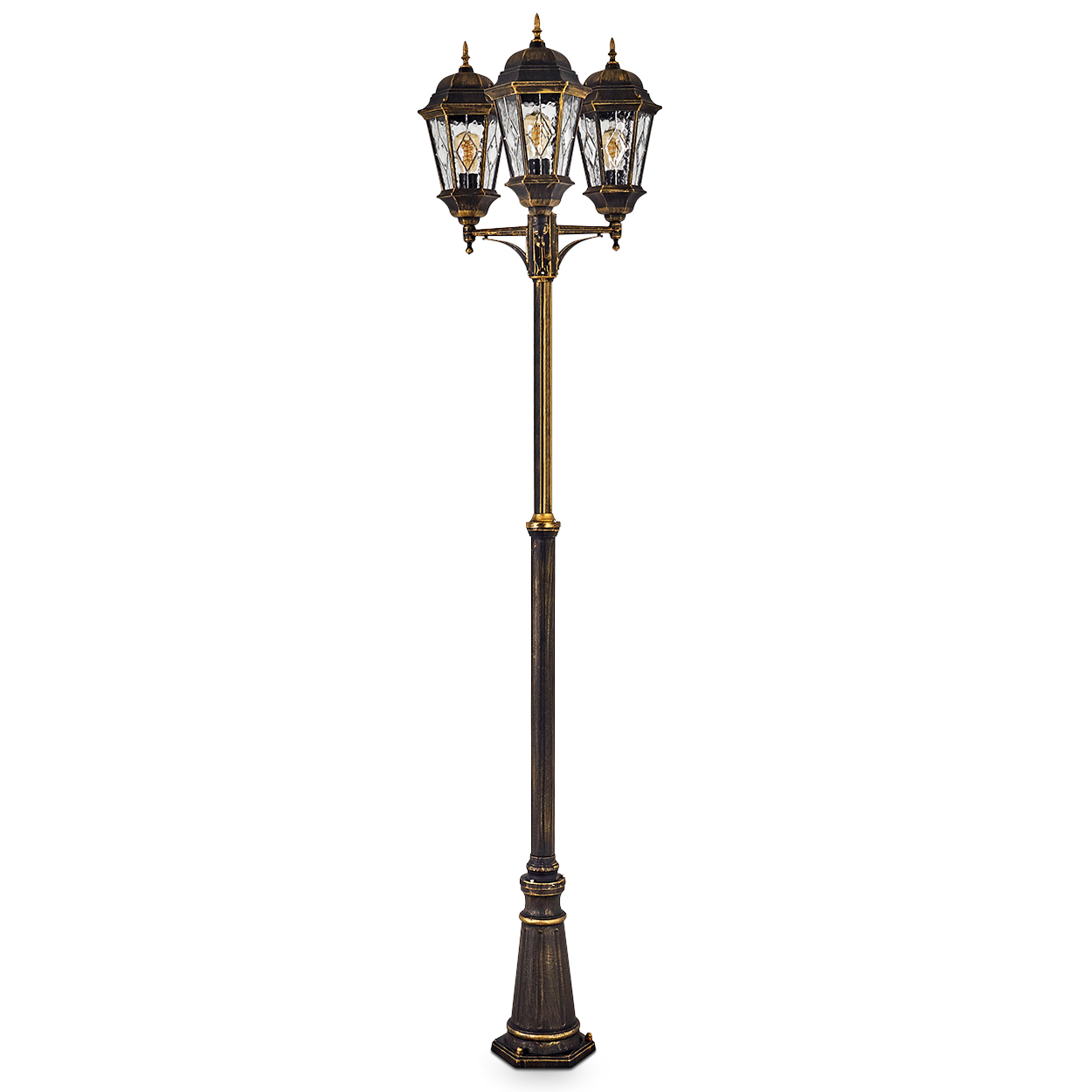 Eine dekorative Straßenlaterne. Sie hat drei verzierte Lampen oben und eine dunkelbraune Stange mit goldenen Akzenten. Der Hintergrund ist weiß.