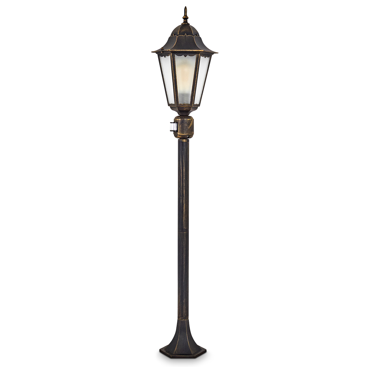 Eine verzierte bronzefarbene Außenlaterne steht vor weißem Hintergrund. Die Lampe hat ein Glashaus und eine spitze Spitze.