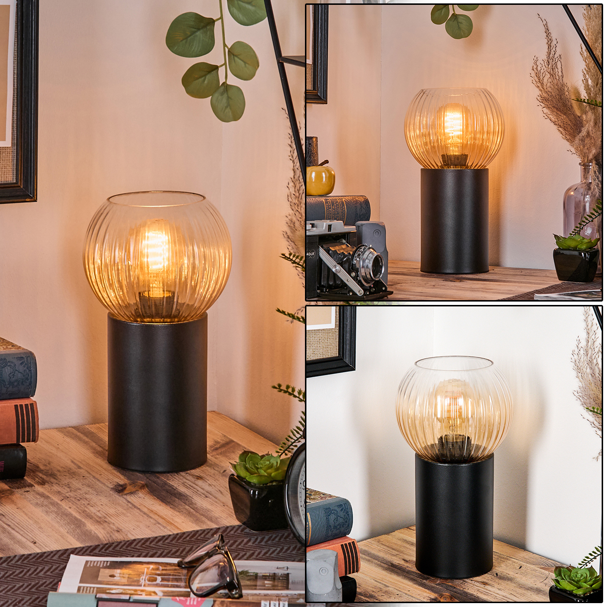 Eine beleuchtete Lampe auf einem Holztisch. Daneben Bücher, eine Kamera und eine kleine Pflanze. Der Hintergrund ist eine Wand mit Rahmen.