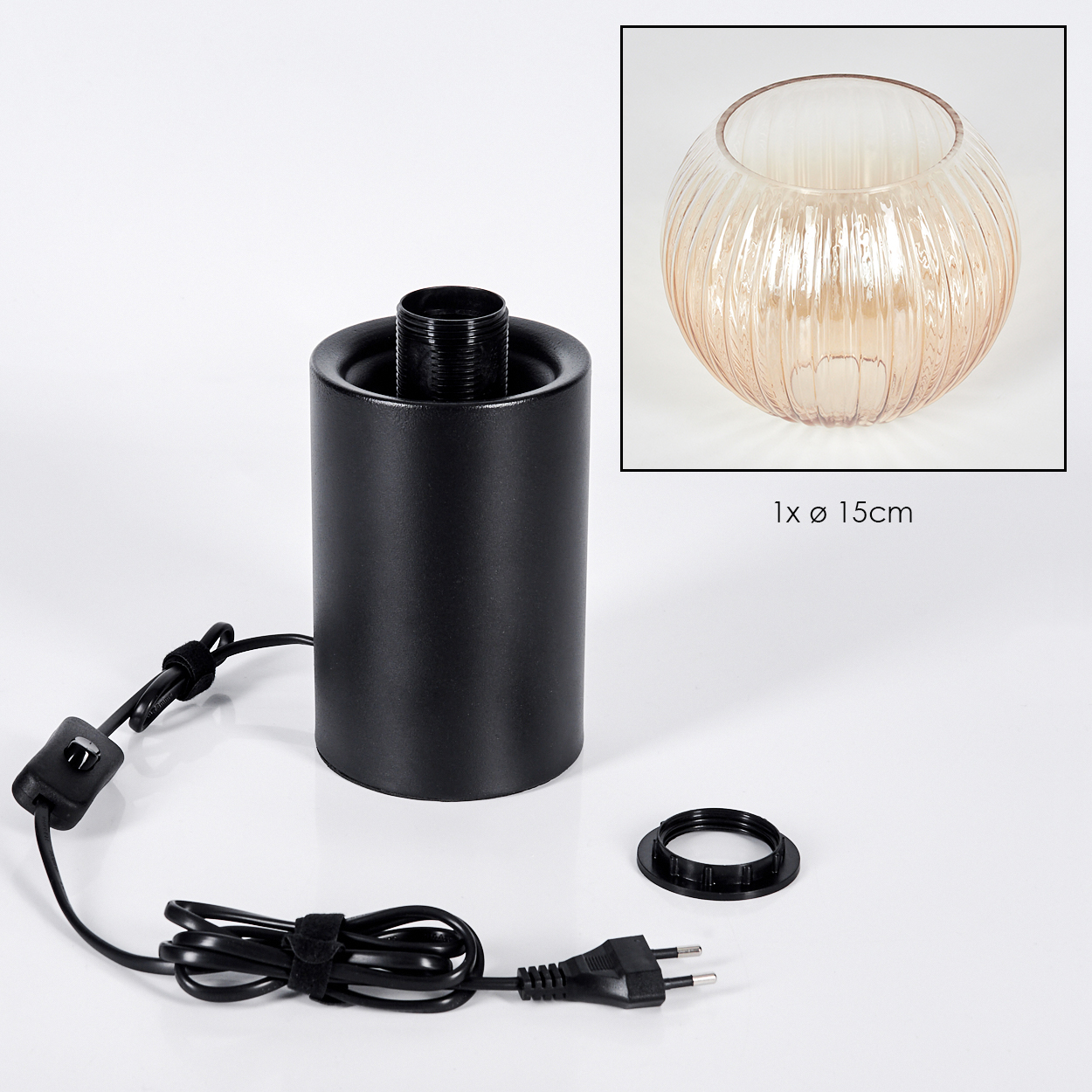 Ein schwarzer Lampensockel mit Netzkabel und Schalter. Ein Glasschirm befindet sich oben rechts. Ein schwarzer Ring und ein Netzstecker sind vorhanden.