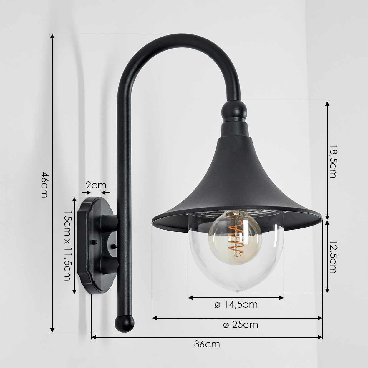 Eine schwarze Wandleuchte mit gebogenem Arm. Sie hat einen kegelförmigen Schirm, eine klare Glühbirnenabdeckung und eine sichtbare Glühbirne.